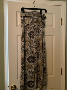 White Mark Wide leg palazzo pants in Gray and Brown Medallion Print